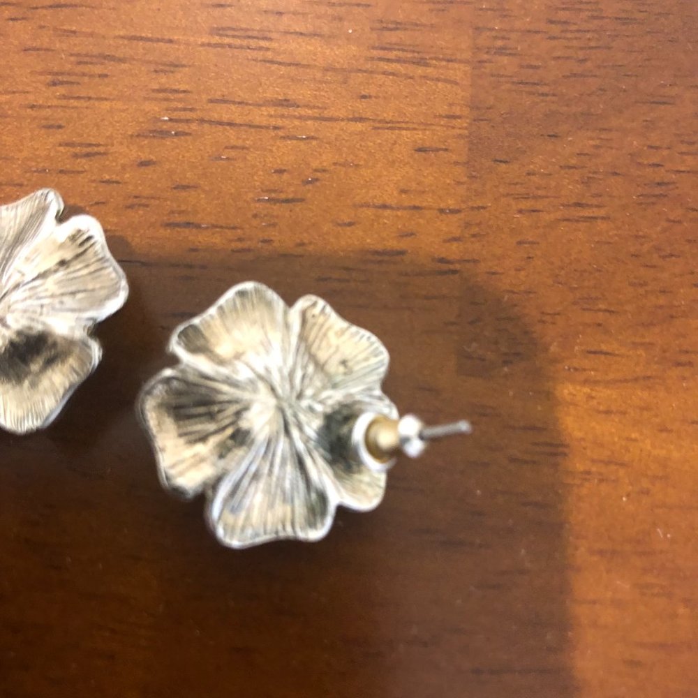 Vintage Silver Tone Cream Flower With Pearl Stud Earrings. - Picture 13 of 16
